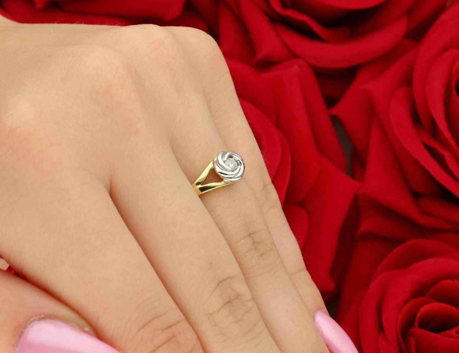 Romantyczny pierścionek z diamentem 0,08 ct w kształcie róży. Żółte i białe złoto 585. Rozmiar 12. Certyfikat autentyczności. Doskonały prezent pełen symboliki.1.jpg